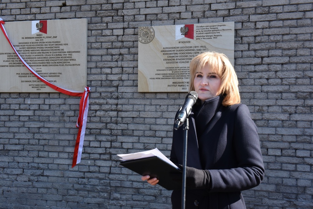 Odsłonięcie tablicy poświęconej płk. Bronisławowi Banasikowi  Będzinie. Fot. Monika Kobylańska/IPN