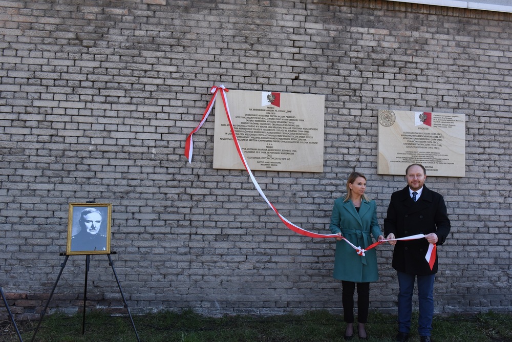 Odsłonięcie tablicy poświęconej płk. Bronisławowi Banasikowi  Będzinie. Fot. Monika Kobylańska/IPN