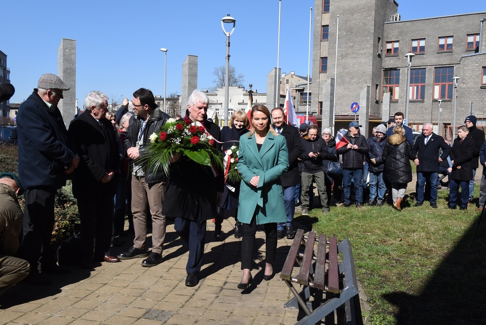 Odsłonięcie tablicy poświęconej płk. Bronisławowi Banasikowi  Będzinie. Fot. Monika Kobylańska/IPN