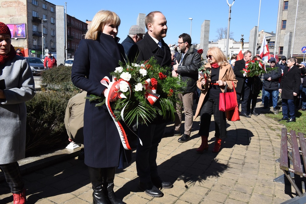 Odsłonięcie tablicy poświęconej płk. Bronisławowi Banasikowi  Będzinie. Fot. Monika Kobylańska/IPN