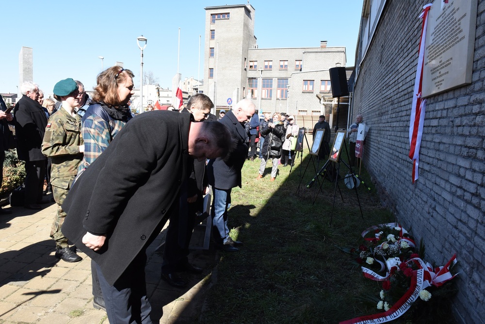 Odsłonięcie tablicy poświęconej płk. Bronisławowi Banasikowi  Będzinie. Fot. Monika Kobylańska/IPN