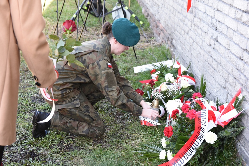 Odsłonięcie tablicy poświęconej płk. Bronisławowi Banasikowi  Będzinie. Fot. Monika Kobylańska/IPN