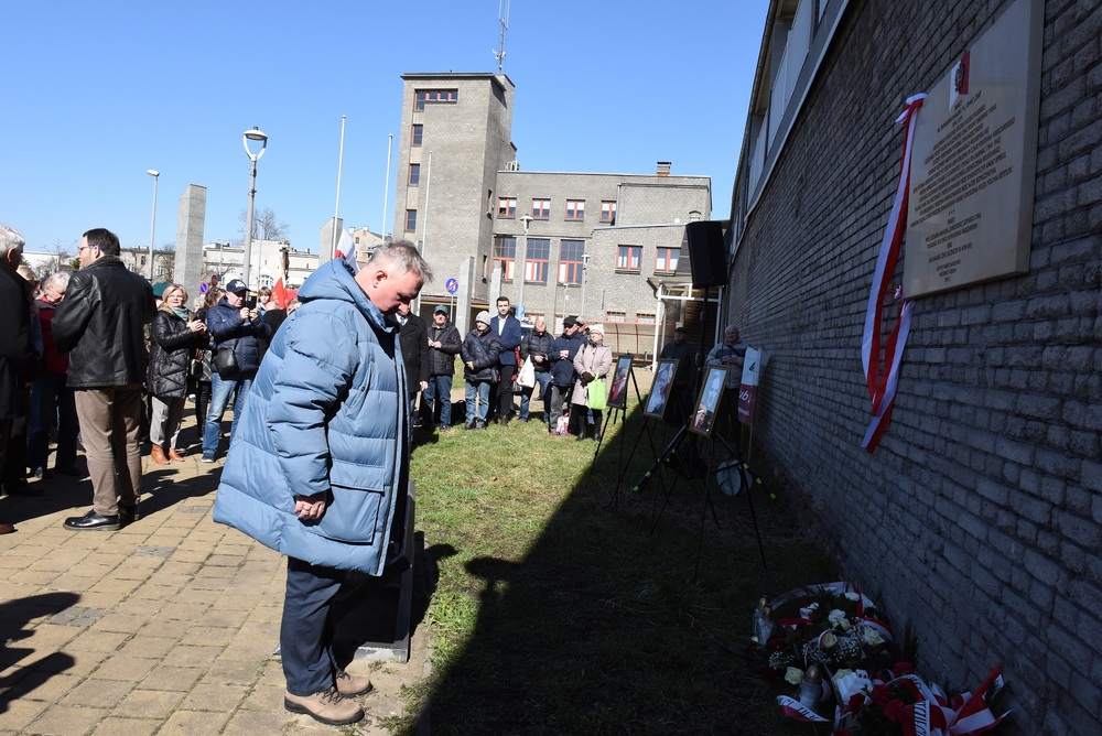 Odsłonięcie tablicy poświęconej płk. Bronisławowi Banasikowi  Będzinie. Fot. Monika Kobylańska/IPN
