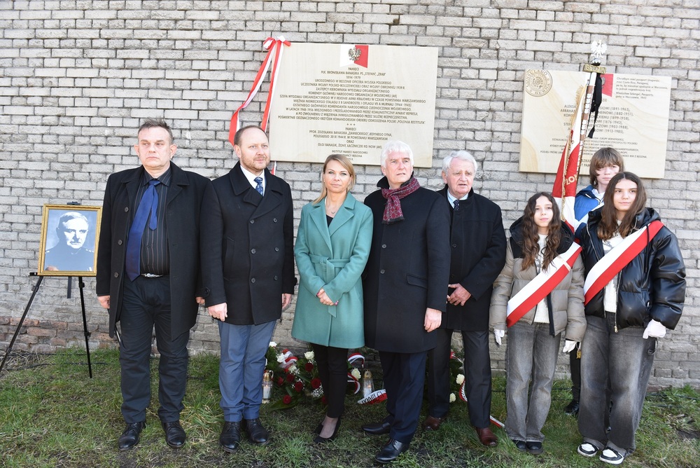 Odsłonięcie tablicy poświęconej płk. Bronisławowi Banasikowi  Będzinie. Fot. Monika Kobylańska/IPN