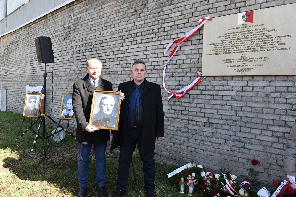 Odsłonięcie tablicy poświęconej płk. Bronisławowi Banasikowi  Będzinie. Fot. Monika Kobylańska/IPN
