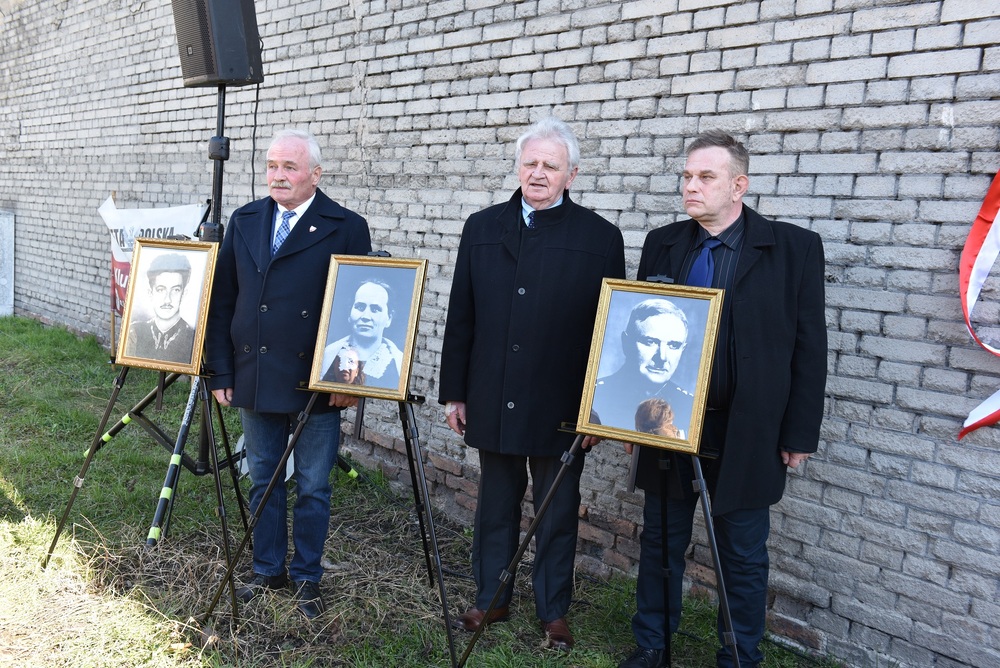 Odsłonięcie tablicy poświęconej płk. Bronisławowi Banasikowi  Będzinie. Fot. Monika Kobylańska/IPN