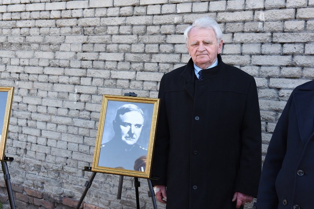 Odsłonięcie tablicy poświęconej płk. Bronisławowi Banasikowi  Będzinie. Fot. Monika Kobylańska/IPN