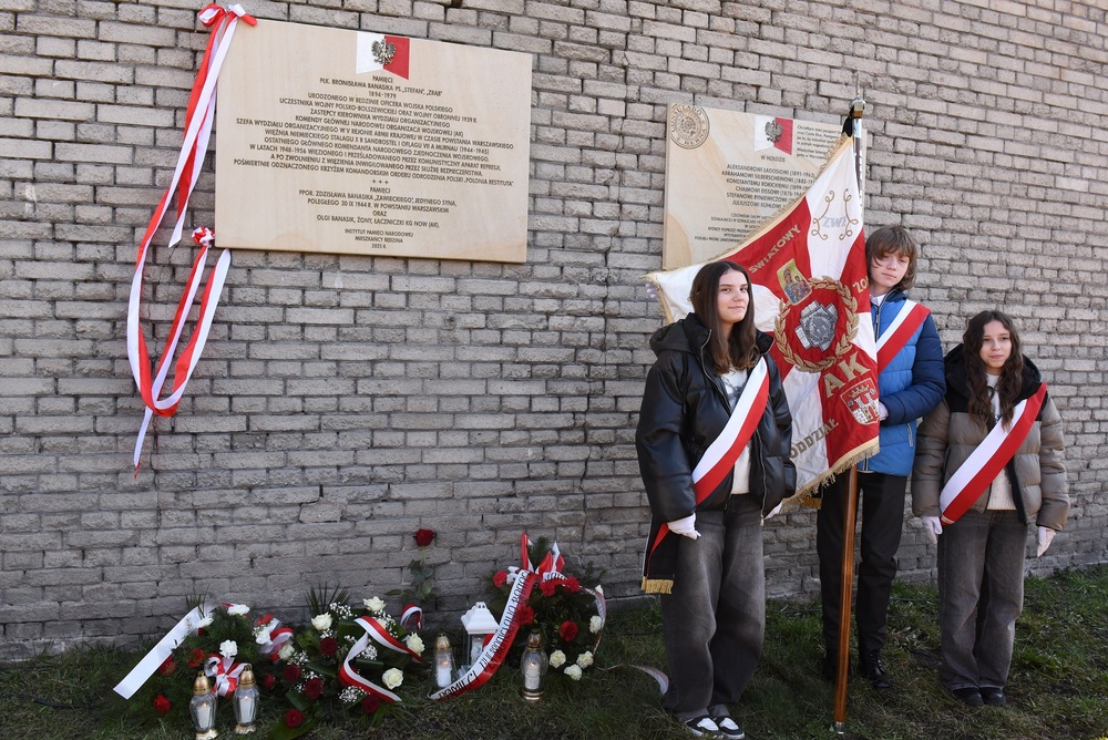Odsłonięcie tablicy poświęconej płk. Bronisławowi Banasikowi  Będzinie. Fot. Monika Kobylańska/IPN