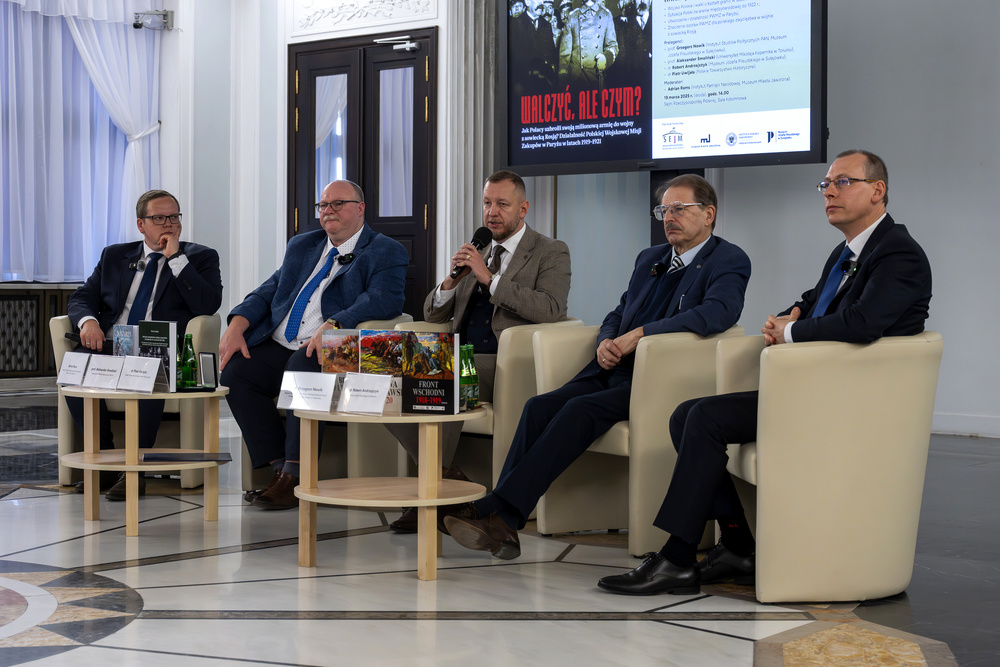 Otwarcie wystawy „Walczyć, ale czym? Jak Polacy uzbroili swoją milionową armię do wojny z sowiecką Rosją? Działalność Polskiej Wojskowej Misji Zakupów w Paryżu w latach 1919-1921” – Warszawa, 19 marca 2025. Fot.: IPN Krzysztof Łojko