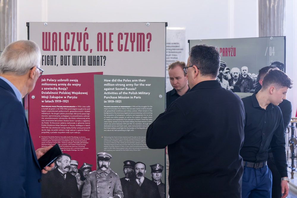 Otwarcie wystawy „Walczyć, ale czym? Jak Polacy uzbroili swoją milionową armię do wojny z sowiecką Rosją? Działalność Polskiej Wojskowej Misji Zakupów w Paryżu w latach 1919-1921” – Warszawa, 19 marca 2025. Fot.: IPN Krzysztof Łojko
