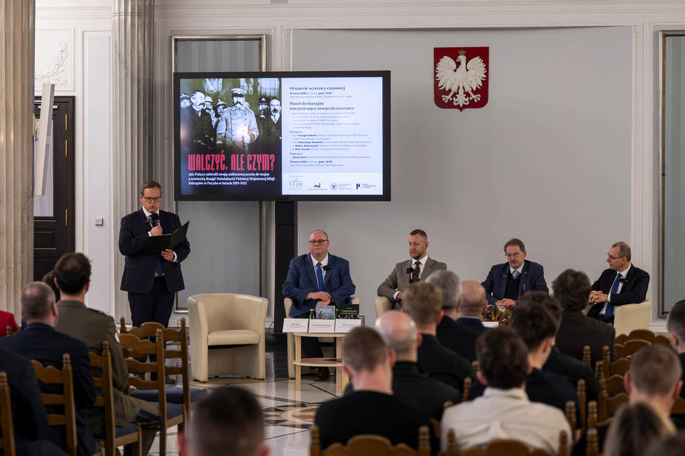 Otwarcie wystawy „Walczyć, ale czym? Jak Polacy uzbroili swoją milionową armię do wojny z sowiecką Rosją? Działalność Polskiej Wojskowej Misji Zakupów w Paryżu w latach 1919-1921” – Warszawa, 19 marca 2025. Fot.: IPN Krzysztof Łojko