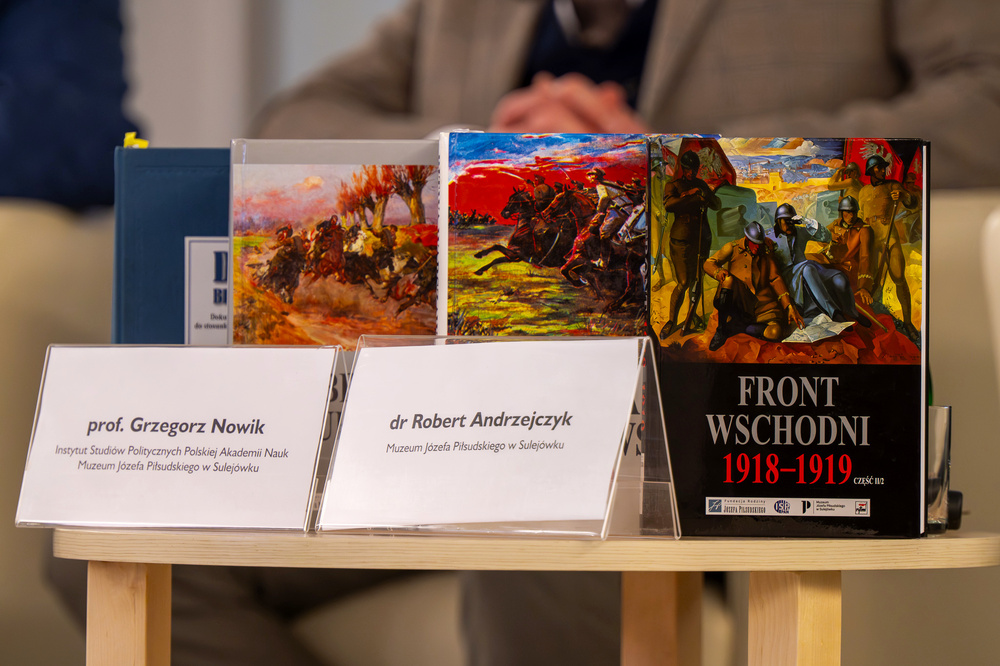 Otwarcie wystawy „Walczyć, ale czym? Jak Polacy uzbroili swoją milionową armię do wojny z sowiecką Rosją? Działalność Polskiej Wojskowej Misji Zakupów w Paryżu w latach 1919-1921” – Warszawa, 19 marca 2025. Fot.: IPN Krzysztof Łojko