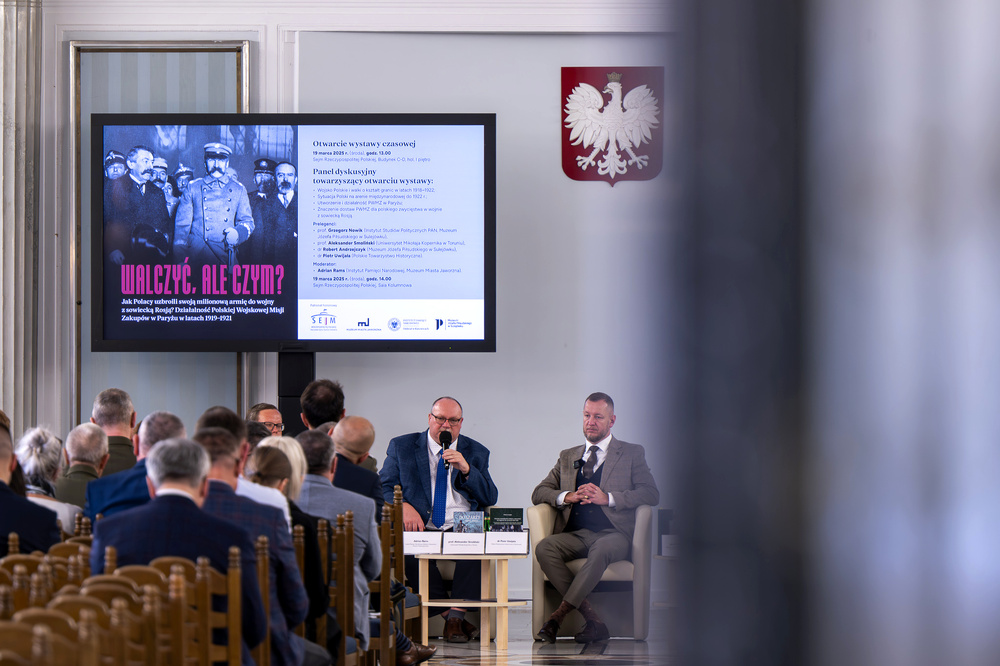 Otwarcie wystawy „Walczyć, ale czym? Jak Polacy uzbroili swoją milionową armię do wojny z sowiecką Rosją? Działalność Polskiej Wojskowej Misji Zakupów w Paryżu w latach 1919-1921” – Warszawa, 19 marca 2025. Fot.: IPN Krzysztof Łojko