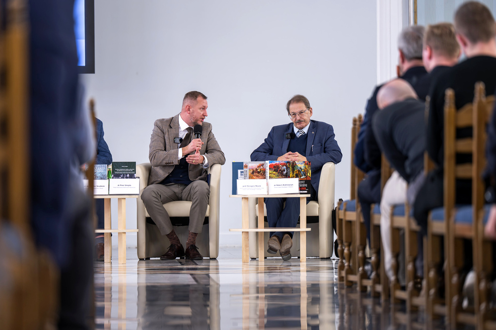 Otwarcie wystawy „Walczyć, ale czym? Jak Polacy uzbroili swoją milionową armię do wojny z sowiecką Rosją? Działalność Polskiej Wojskowej Misji Zakupów w Paryżu w latach 1919-1921” – Warszawa, 19 marca 2025. Fot.: IPN Krzysztof Łojko