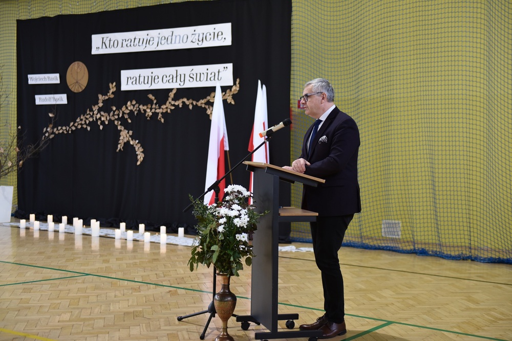 Uroczystość odsłonięcia tablicy upamiętniającej Rudolfa i Wojciecha Basików w Korbielowie. Fot. Monika Kobylańska, Krzysztof Liszka/IPN