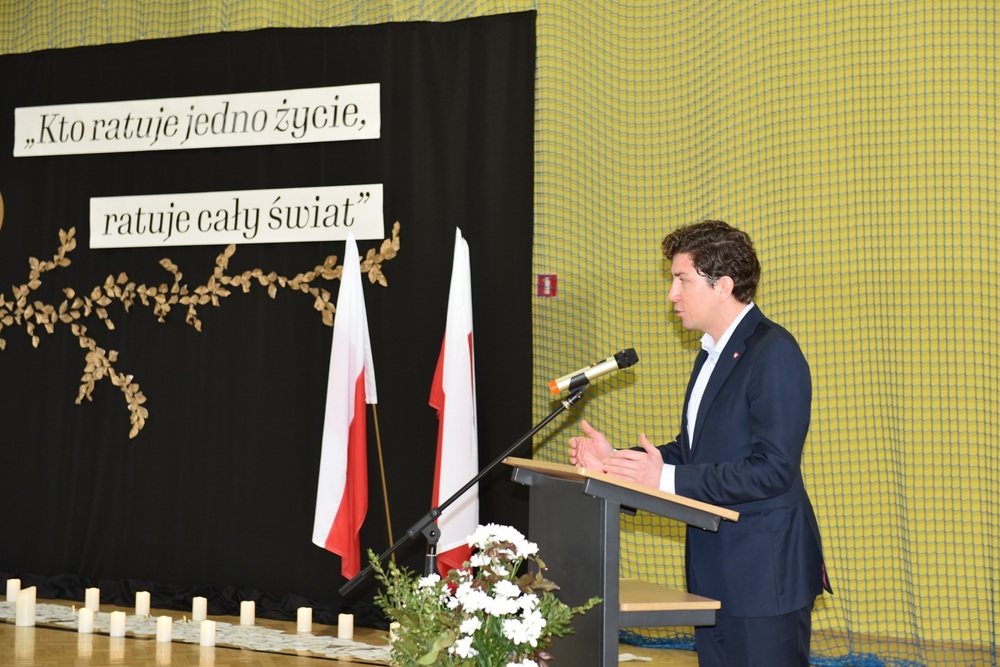 Uroczystość odsłonięcia tablicy upamiętniającej Rudolfa i Wojciecha Basików w Korbielowie. Fot. Monika Kobylańska, Krzysztof Liszka/IPN