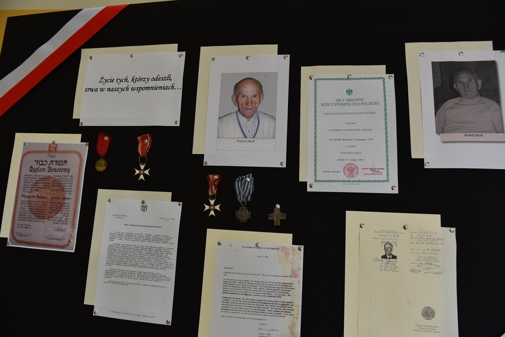 Uroczystość odsłonięcia tablicy upamiętniającej Rudolfa i Wojciecha Basików w Korbielowie. Fot. Monika Kobylańska, Krzysztof Liszka/IPN