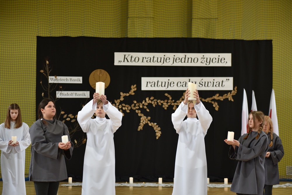 Uroczystość odsłonięcia tablicy upamiętniającej Rudolfa i Wojciecha Basików w Korbielowie. Fot. Monika Kobylańska, Krzysztof Liszka/IPN