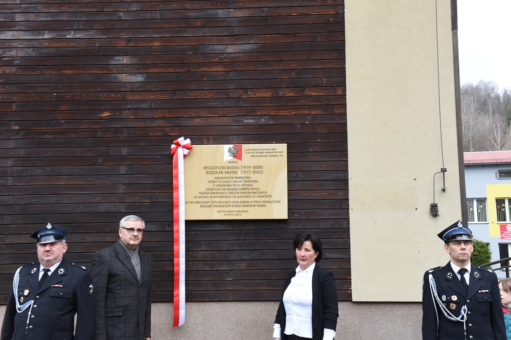 Uroczystość odsłonięcia tablicy upamiętniającej Rudolfa i Wojciecha Basików w Korbielowie. Fot. Monika Kobylańska, Krzysztof Liszka/IPN