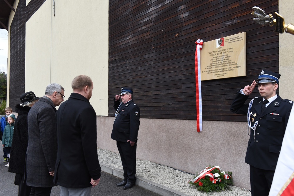 Uroczystość odsłonięcia tablicy upamiętniającej Rudolfa i Wojciecha Basików w Korbielowie. Fot. Monika Kobylańska, Krzysztof Liszka/IPN