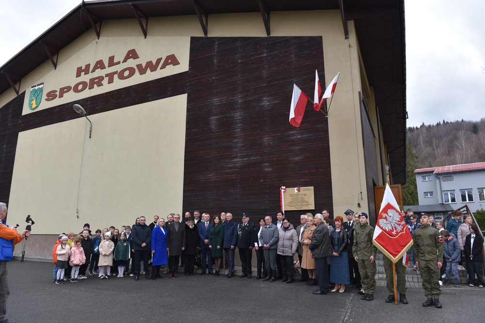 Uroczystość odsłonięcia tablicy upamiętniającej Rudolfa i Wojciecha Basików w Korbielowie. Fot. Monika Kobylańska, Krzysztof Liszka/IPN