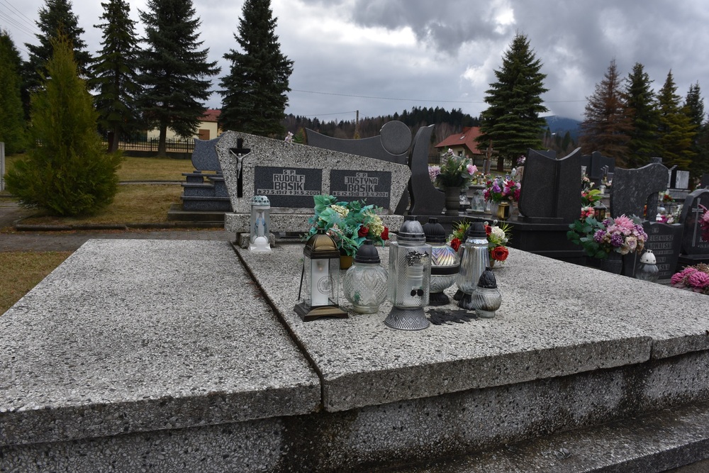 Uroczystość odsłonięcia tablicy upamiętniającej Rudolfa i Wojciecha Basików w Korbielowie. Fot. Monika Kobylańska, Krzysztof Liszka/IPN