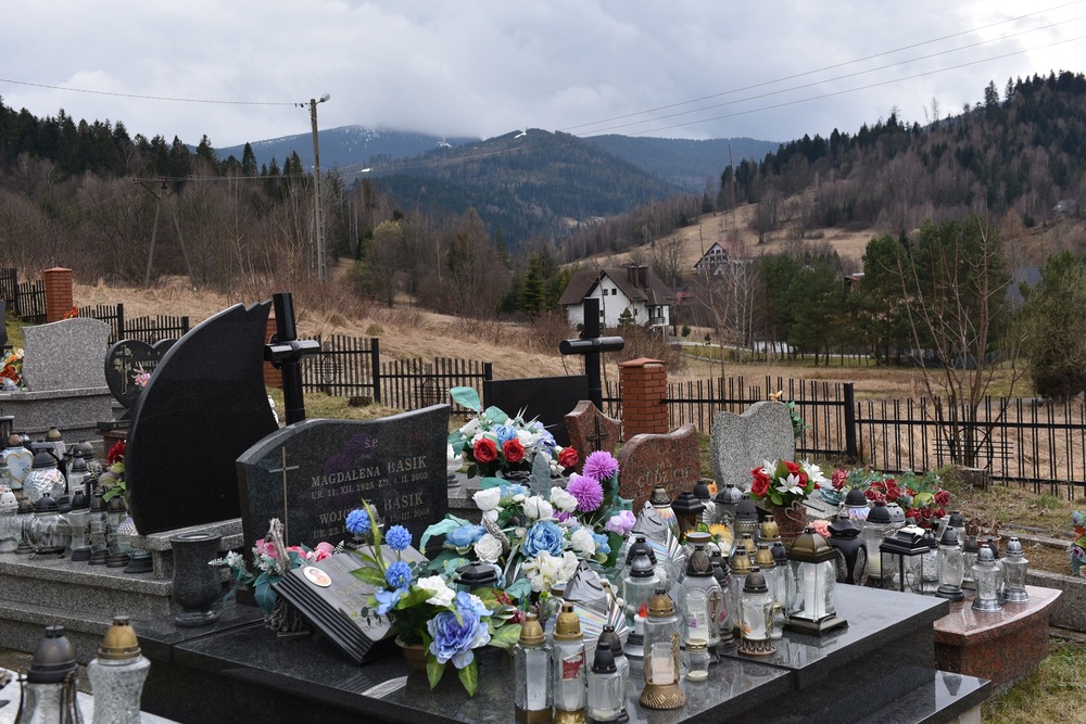 Uroczystość odsłonięcia tablicy upamiętniającej Rudolfa i Wojciecha Basików w Korbielowie. Fot. Monika Kobylańska, Krzysztof Liszka/IPN