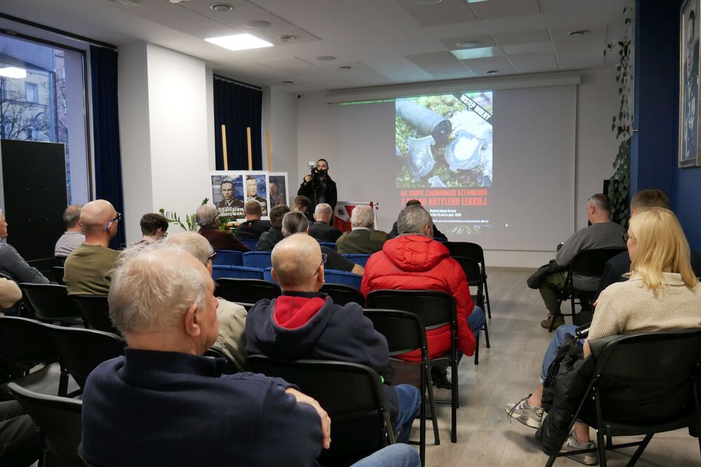 Na tropie zaginionego sztandaru 7 Pułku Artylerii Lekkiej. Fot. Adam Kurus/IPN, Małgorzata Kaczyńska.