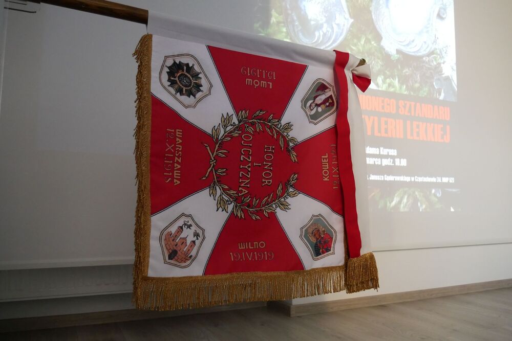 Na tropie zaginionego sztandaru 7 Pułku Artylerii Lekkiej. Fot. Adam Kurus/IPN, Małgorzata Kaczyńska.