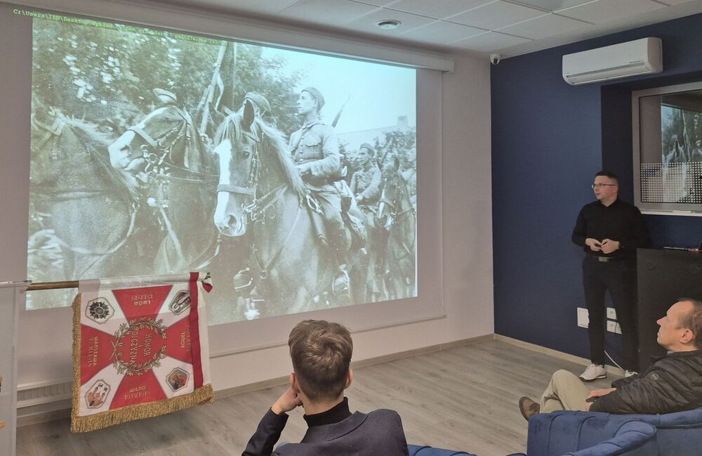 Na tropie zaginionego sztandaru 7 Pułku Artylerii Lekkiej. Fot. Adam Kurus/IPN, Małgorzata Kaczyńska.