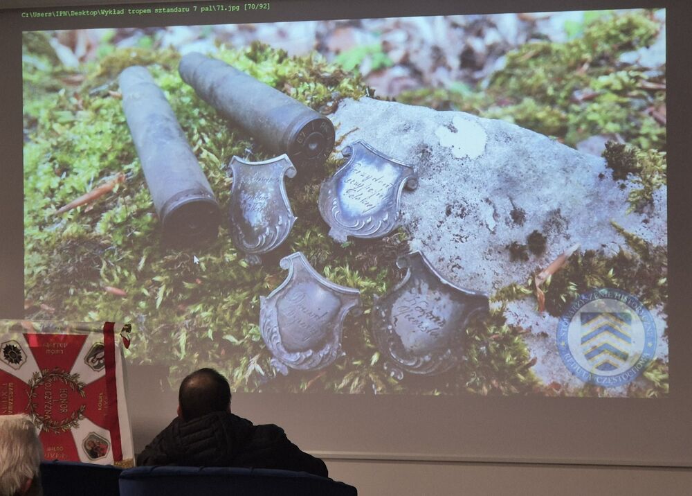 Na tropie zaginionego sztandaru 7 Pułku Artylerii Lekkiej. Fot. Adam Kurus/IPN, Małgorzata Kaczyńska.