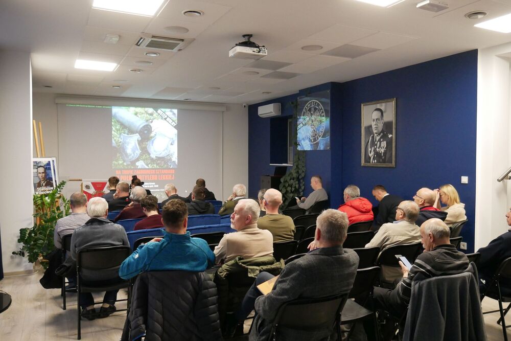Na tropie zaginionego sztandaru 7 Pułku Artylerii Lekkiej. Fot. Adam Kurus/IPN, Małgorzata Kaczyńska.