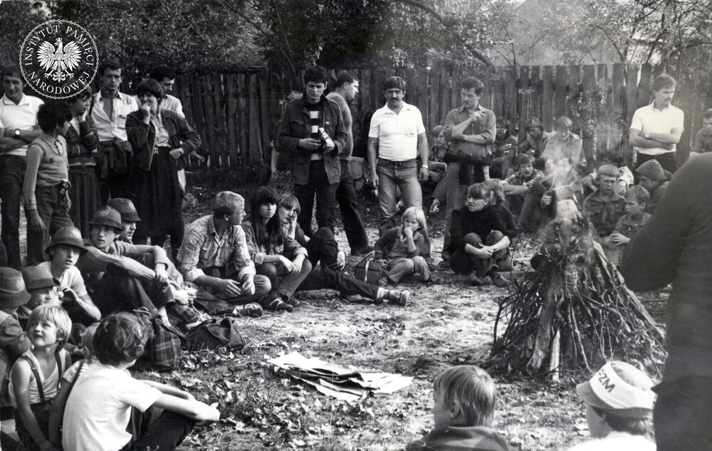 Pierwszy rajd o bałamutnej nazwie „Szlakami walk o utrwalanie władzy ludowej”, zorganizowany przez koło PTTK przy KW MO w Częstochowie dla funkcjonariuszy i ich rodzin. W rajdzie na Jurze Krakowsko-Częstochowskiej wzięło udział około 160 osób, w tym najliczniejsza grupa ZOMO z Katowic; wrzesień 1982 r. (IPN Ka 425/116)