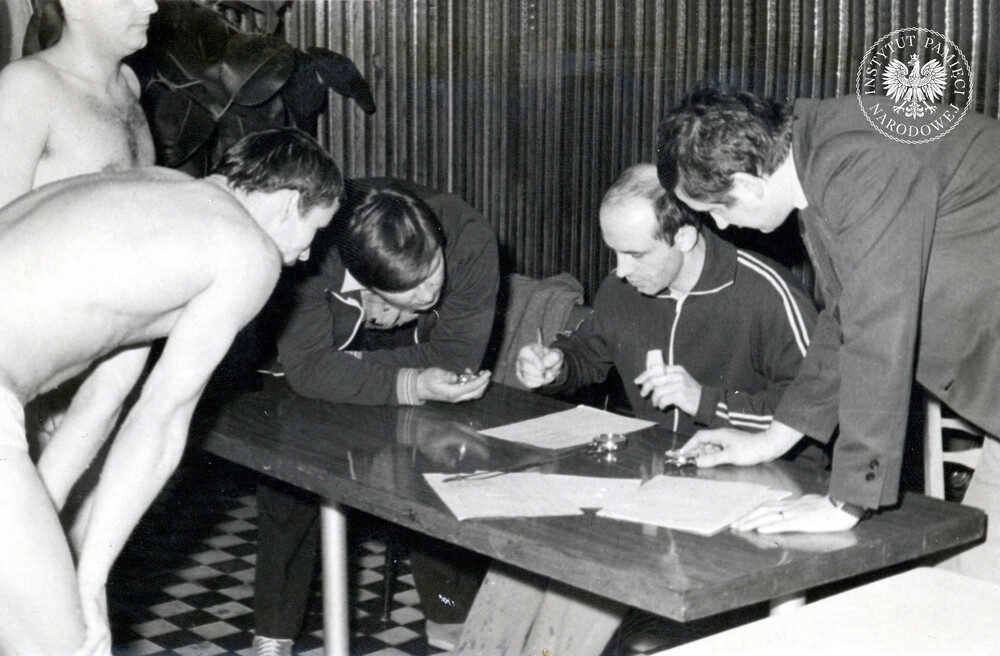 Mistrzostwa pływackie zorganizowane przez Zarząd Zakładowy ZSMP przy ZOMO w Katowicach, maj 1983 r. (IPN Ka 425/116)