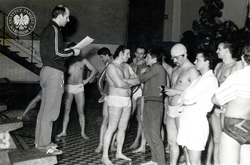 Mistrzostwa pływackie zorganizowane przez Zarząd Zakładowy ZSMP przy ZOMO w Katowicach, maj 1983 r. (IPN Ka 425/116)