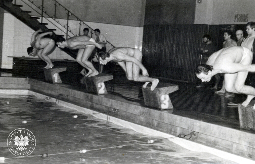 Mistrzostwa pływackie zorganizowane przez Zarząd Zakładowy ZSMP przy ZOMO w Katowicach, maj 1983 r. (IPN Ka 425/116)