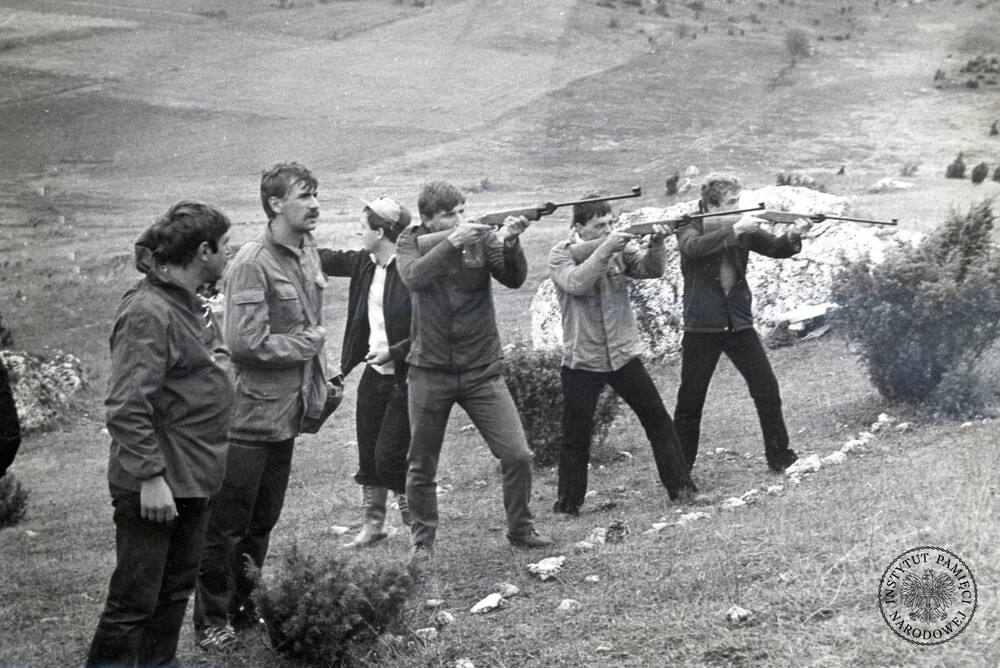 „miła i pożyteczna impreza” (według autorów kroniki) – kolejny rajd upamiętniający „utrwalaczy władzy ludowej” na Jurze Krakowsko-Częstochowskiej. Jeszcze raz autorzy kroniki i ich wykrzywione spojrzenie na historię: „Rajd przebiegał malowniczymi szlakami Jury Krakowsko-Częstochowskiej, wiodąc przez miejsca upamiętnione bohaterskimi walkami funkcjonariuszy MO i SB z powojennym reakcyjnym podziemiem zbrojnym”; wrzesień 1983 r. (IPN Ka 425/116)