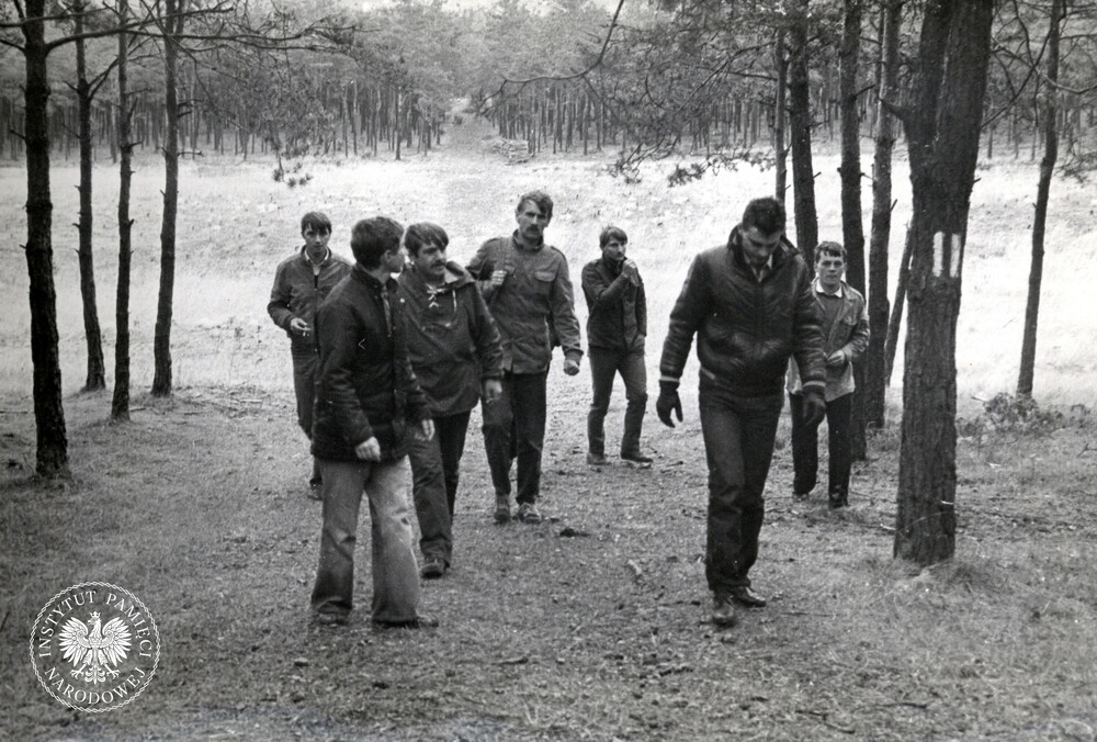 „miła i pożyteczna impreza” (według autorów kroniki) – kolejny rajd upamiętniający „utrwalaczy władzy ludowej” na Jurze Krakowsko-Częstochowskiej. Jeszcze raz autorzy kroniki i ich wykrzywione spojrzenie na historię: „Rajd przebiegał malowniczymi szlakami Jury Krakowsko-Częstochowskiej, wiodąc przez miejsca upamiętnione bohaterskimi walkami funkcjonariuszy MO i SB z powojennym reakcyjnym podziemiem zbrojnym”; wrzesień 1983 r. (IPN Ka 425/116)