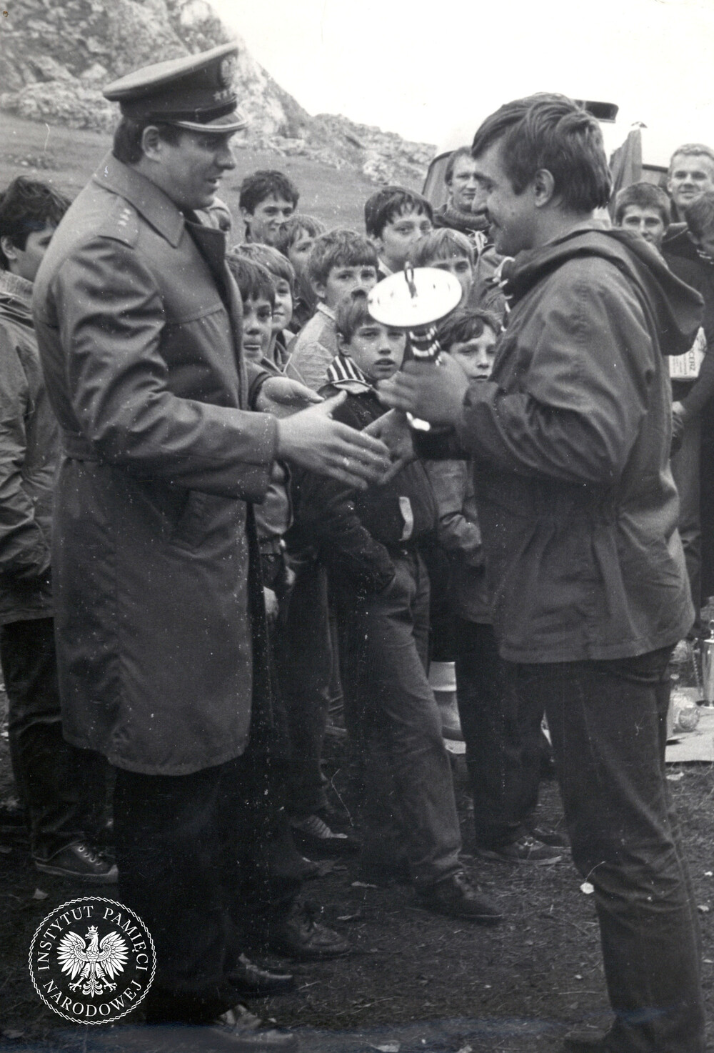 „miła i pożyteczna impreza” (według autorów kroniki) – kolejny rajd upamiętniający „utrwalaczy władzy ludowej” na Jurze Krakowsko-Częstochowskiej. Jeszcze raz autorzy kroniki i ich wykrzywione spojrzenie na historię: „Rajd przebiegał malowniczymi szlakami Jury Krakowsko-Częstochowskiej, wiodąc przez miejsca upamiętnione bohaterskimi walkami funkcjonariuszy MO i SB z powojennym reakcyjnym podziemiem zbrojnym”; wrzesień 1983 r. (IPN Ka 425/116)