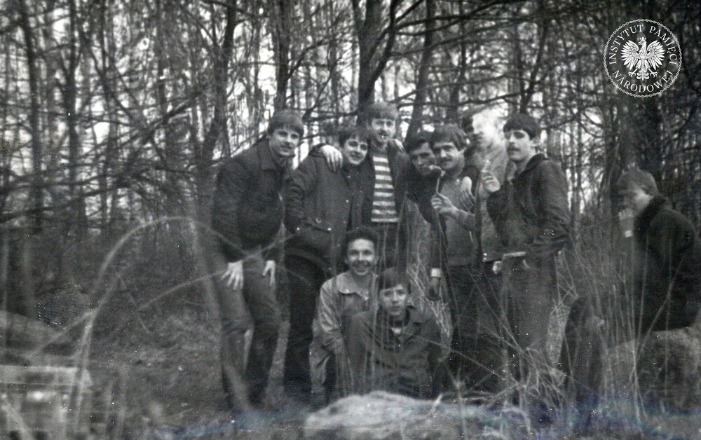 Wycieczka członków ZSMP przy ZOMO w Katowicach do Zwardonia i Węgierskiej Górki, wiosna 1984 r. Zwracaliśmy już kiedyś w „Migawce” uwagę na ten szczegół, ale proponujemy znów: zobaczmy, jak bardzo zmieniło się przygotowanie do górskich wycieczek (strój, obuwie) przez ostatnie 40 lat (IPN Ka 425/116)