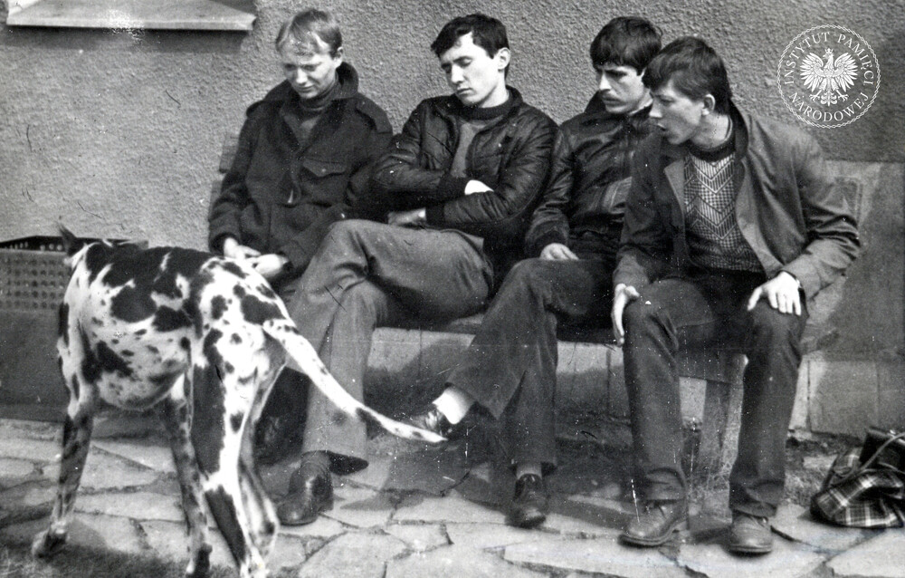 Wycieczka członków ZSMP przy ZOMO w Katowicach do Zwardonia i Węgierskiej Górki, wiosna 1984 r. Zwracaliśmy już kiedyś w „Migawce” uwagę na ten szczegół, ale proponujemy znów: zobaczmy, jak bardzo zmieniło się przygotowanie do górskich wycieczek (strój, obuwie) przez ostatnie 40 lat (IPN Ka 425/116)