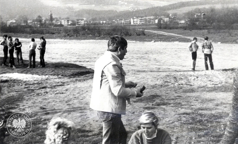 „Przyjemne chwile nad brzegiem Skawy” na zakończenie wycieczki do muzeum Lenina w Poroninie. Wyjazd połączony ze składaniem kwiatów pod pomnikiem Lenina odbył się w ramach obchodów 114 rocznicy urodzin komunistycznego dyktatora, 15 kwietnia 1984 r. (IPN Ka 425/116)