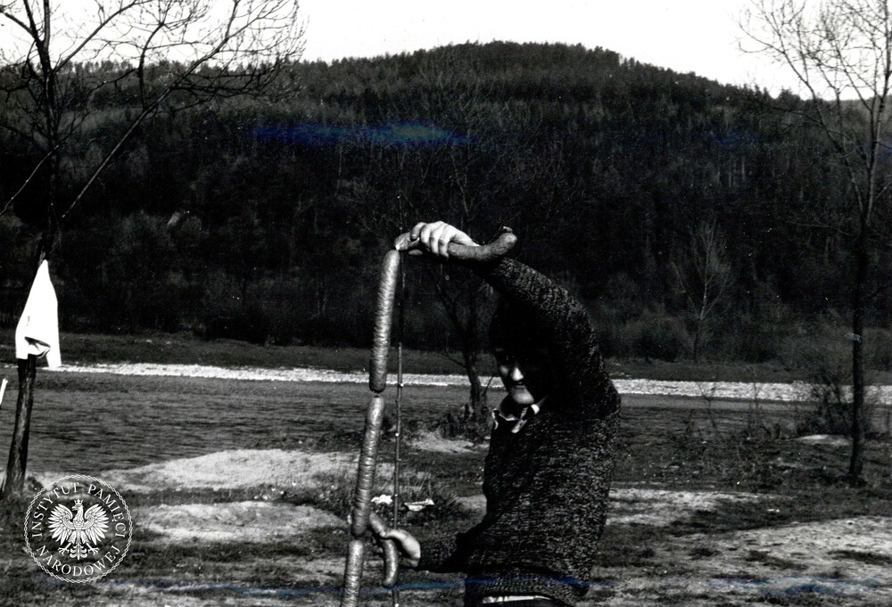 „Przyjemne chwile nad brzegiem Skawy” na zakończenie wycieczki do muzeum Lenina w Poroninie. Wyjazd połączony ze składaniem kwiatów pod pomnikiem Lenina odbył się w ramach obchodów 114 rocznicy urodzin komunistycznego dyktatora, 15 kwietnia 1984 r. (IPN Ka 425/116)