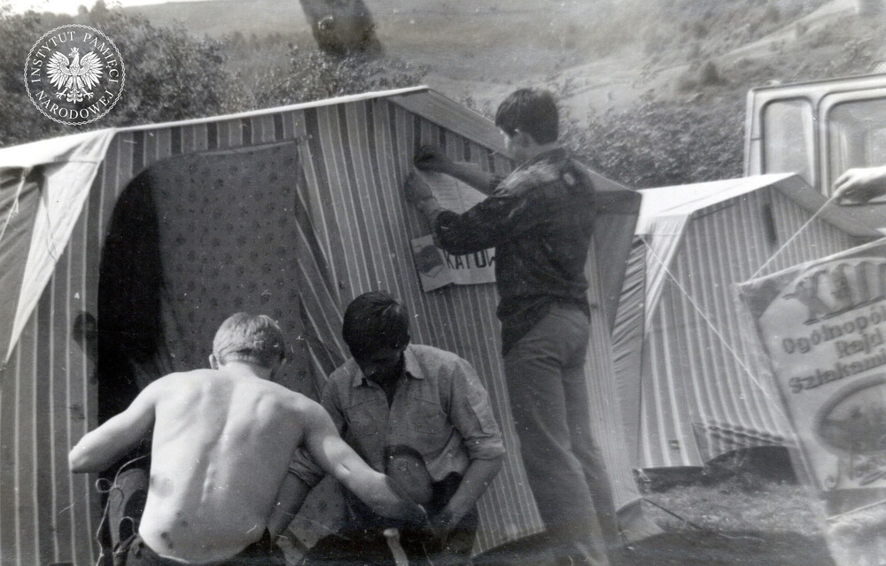 Ogólnopolski rajd milicyjny, a jakże, szlakami walk o utrwalanie władzy ludowej „Bieszczady ‘84”. Autorom kroniki dość łatwo chyba przyszły skandaliczne słowa o tym, że „trasy biegły przez miejsca uświęcone krwią [!!!] funkcjonariuszy MO i SB, poległych w walkach z reakcyjnym podziemiem”, 23–25 maja 1984 r. (IPN Ka 425/116)