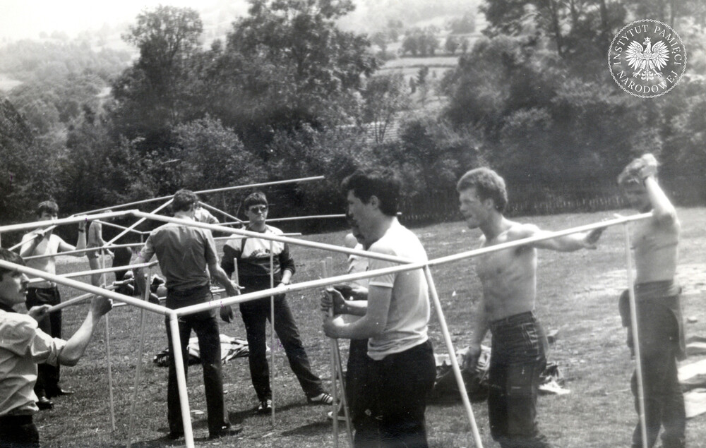 ogólnopolski rajd milicyjny, a jakże, szlakami walk o utrwalanie władzy ludowej „Bieszczady ‘84”. Autorom kroniki dość łatwo chyba przyszły skandaliczne słowa o tym, że „trasy biegły przez miejsca uświęcone krwią [!!!] funkcjonariuszy MO i SB, poległych w walkach z reakcyjnym podziemiem”, 23–25 maja 1984 r. (IPN Ka 425/116)