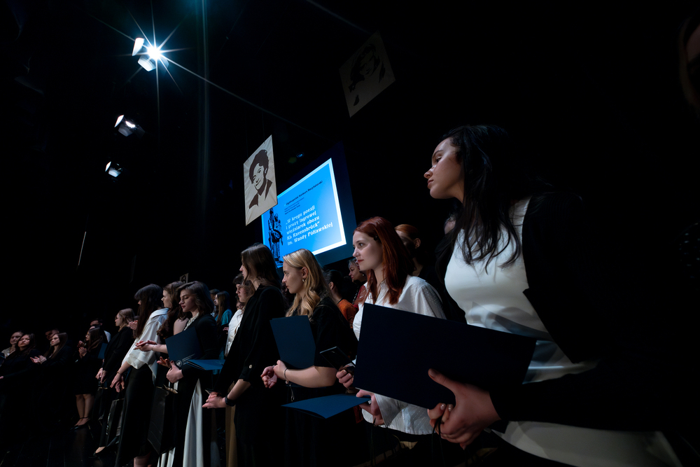 Gala finałowa XI edycji ogólnopolskiego konkursu recytatorskiego „W kręgu poezji i prozy lagrowej więźniarek KL Ravensbrück“ im. Wandy Półtawskiej – Ruda Śląska, 9 kwietnia 2025. Fot.: IPN Krzysztof Łojko