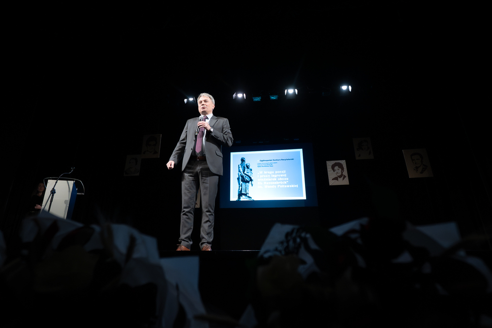 Gala finałowa XI edycji ogólnopolskiego konkursu recytatorskiego „W kręgu poezji i prozy lagrowej więźniarek KL Ravensbrück“ im. Wandy Półtawskiej – Ruda Śląska, 9 kwietnia 2025. Fot.: IPN Krzysztof Łojko
