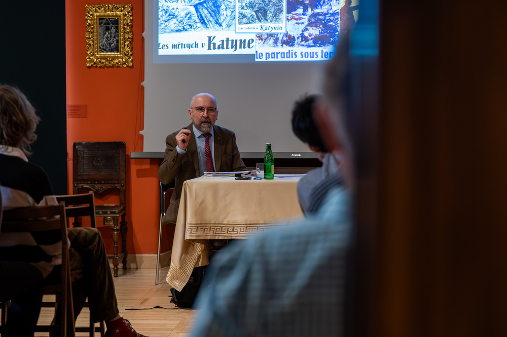 Wykład dla młodzieży: "...ofiary były całkowicie zaskoczone śmiercią". Modus operandi zbrodni katyńskiej a pamięć zbiorowa Polaków. – Tarnowskie Góry, 8 kwietnia 2025. Fot.: IPN Krzysztof Łojko