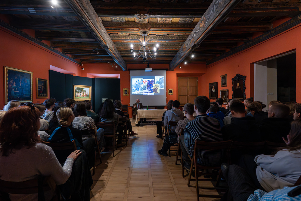 Wykład dla młodzieży: "...ofiary były całkowicie zaskoczone śmiercią". Modus operandi zbrodni katyńskiej a pamięć zbiorowa Polaków. – Tarnowskie Góry, 8 kwietnia 2025. Fot.: IPN Krzysztof Łojko