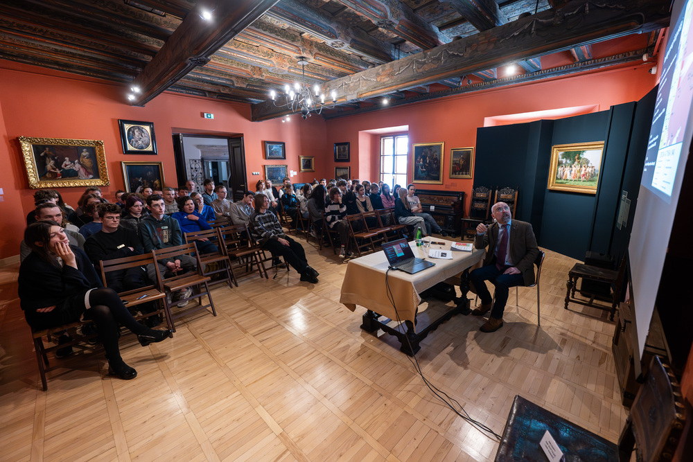 Wykład dla młodzieży: "...ofiary były całkowicie zaskoczone śmiercią". Modus operandi zbrodni katyńskiej a pamięć zbiorowa Polaków. – Tarnowskie Góry, 8 kwietnia 2025. Fot.: IPN Krzysztof Łojko